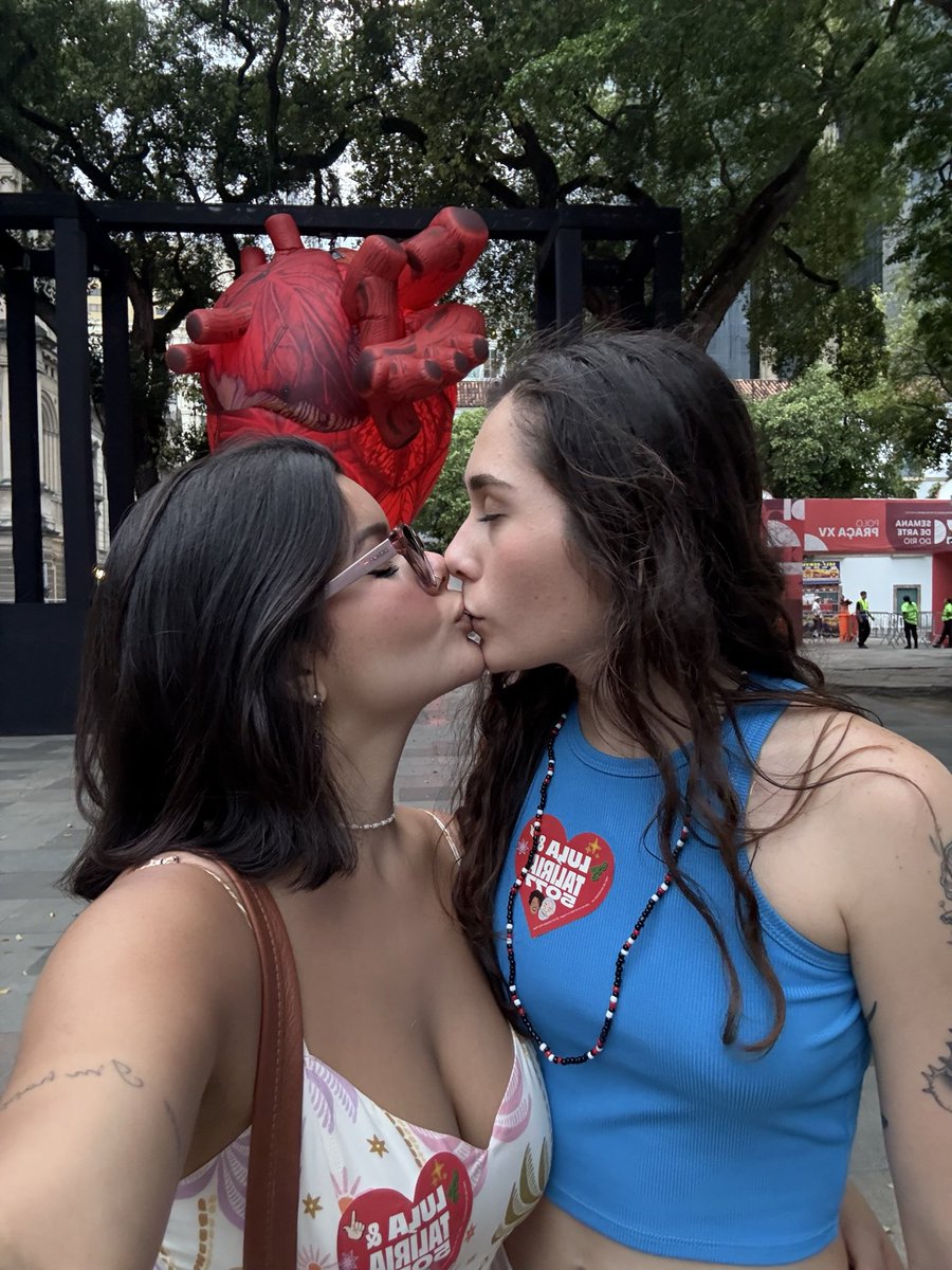 taurielbaggings's tweet photo. GOSTOSO demais ser resistência

Ser neta de jornalistas da fiocruz e UFRJ
Cm pais e familiares inteligentes e bem posicionados 
Ser artista, cientista e pesquisadora da UFRJ
Namorar uma mulher 

Cercada de gente do bem q não precisa ser salvo por religião falsa e estelionatária https://t.co/SuelNmJXVb