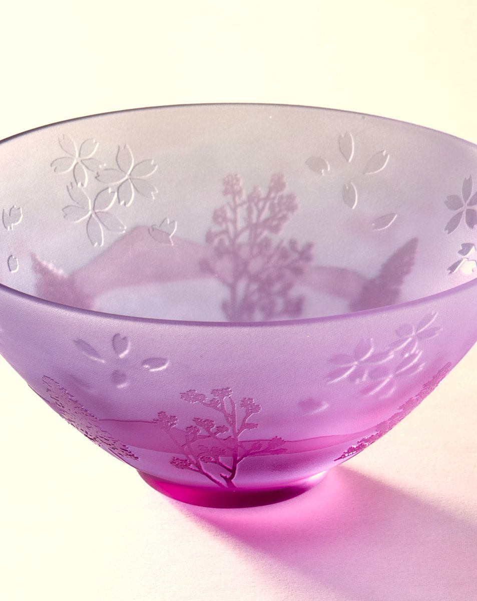 tablewarefest's tweet photo. テーブルウェア・フェスティバル2027
～暮らしを彩る器展～

【特集企画Ⅱ】「器と茶と菓」折々の彩り 

和の「器」が持つ四季折々の美しさ、和の美意識を感じさせる器の魅力。
日本各地から集めた陶磁器やガラス、漆器など様々な素材のうつわを、趣の異なるお茶や季節のお菓子を通してご紹介します。

古典の豊かな日本の景色ある巧のうつわから、造形や風合いが個性豊かなモダンなうつわ。
彩あり、華あり、趣きある器の魅力と共に過ごす豊かなひと時。
新しい一服が織りなす日本の美意識を、どうぞお楽しみください。

#テーブルウェアフェスティバル　
#twf2027　
#和食器好き　
#茶器 
#うつわのある暮らし