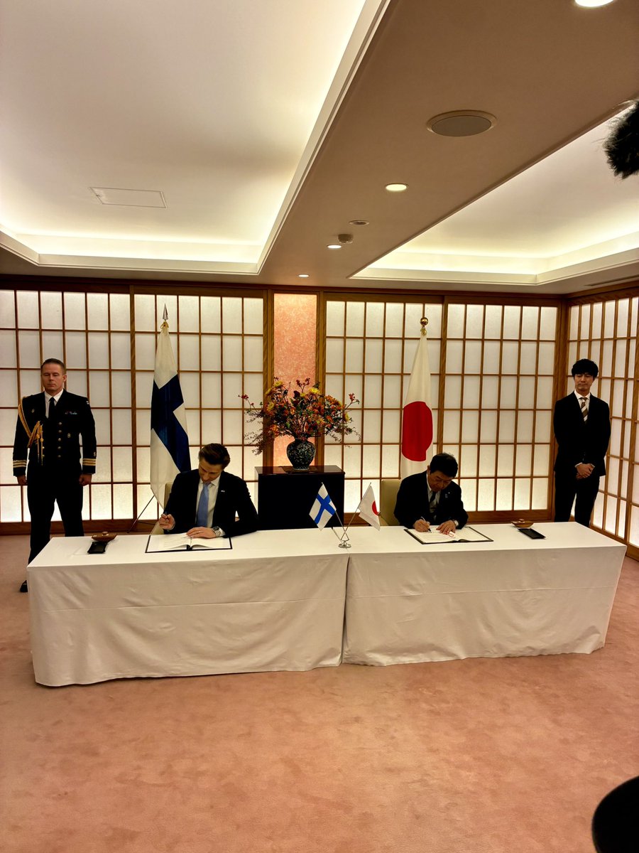anttihakkanen's tweet photo. Vahvistamme puolustusyhteistyötä Japanin kanssa uudella puolustussopimuksella. Sopimus koskee puolustusmateriaalia ja - teknologiaa sekä tutkimustoimintaa. Allekirjoitin sopimuksen tänään Tokiossa. 

Japani on Suomelle tärkeä Naton ulkopuolinen kumppani. Nyt solmimmallamme sopimuksella mahdollistamme uudenlaisia yhteistyömuotoja maidemme välillä.

Sopimuksella edistämme myös suomalaisen puolustusteollisuuden vientiä Japaniin. Tässä on jo otettu hyviä askelia eteenpäin toteutuneina kauppoina. Jatkamme työtä sen eteen, että yhä useampi suomalaisyritys pääsee Japanin markkinoille.