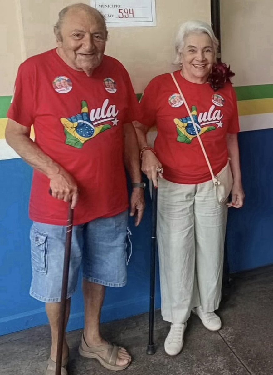 LuisCValois's tweet photo. Meu pai e minha mãe indo votar! Lindos! Amo muito! ❤️✊🏽 https://t.co/riDMYsMT1K