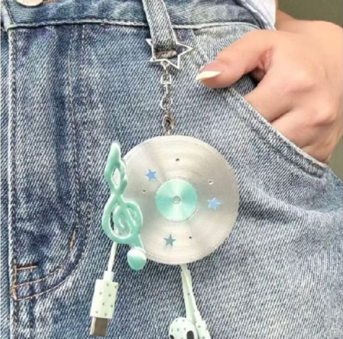 solaflwr's tweet photo. PLIS INI LUCU BANGET 😭💗 earphone holder + charm berfungsi dan estetik dalam satu benda https://t.co/1jf0WSQWPx