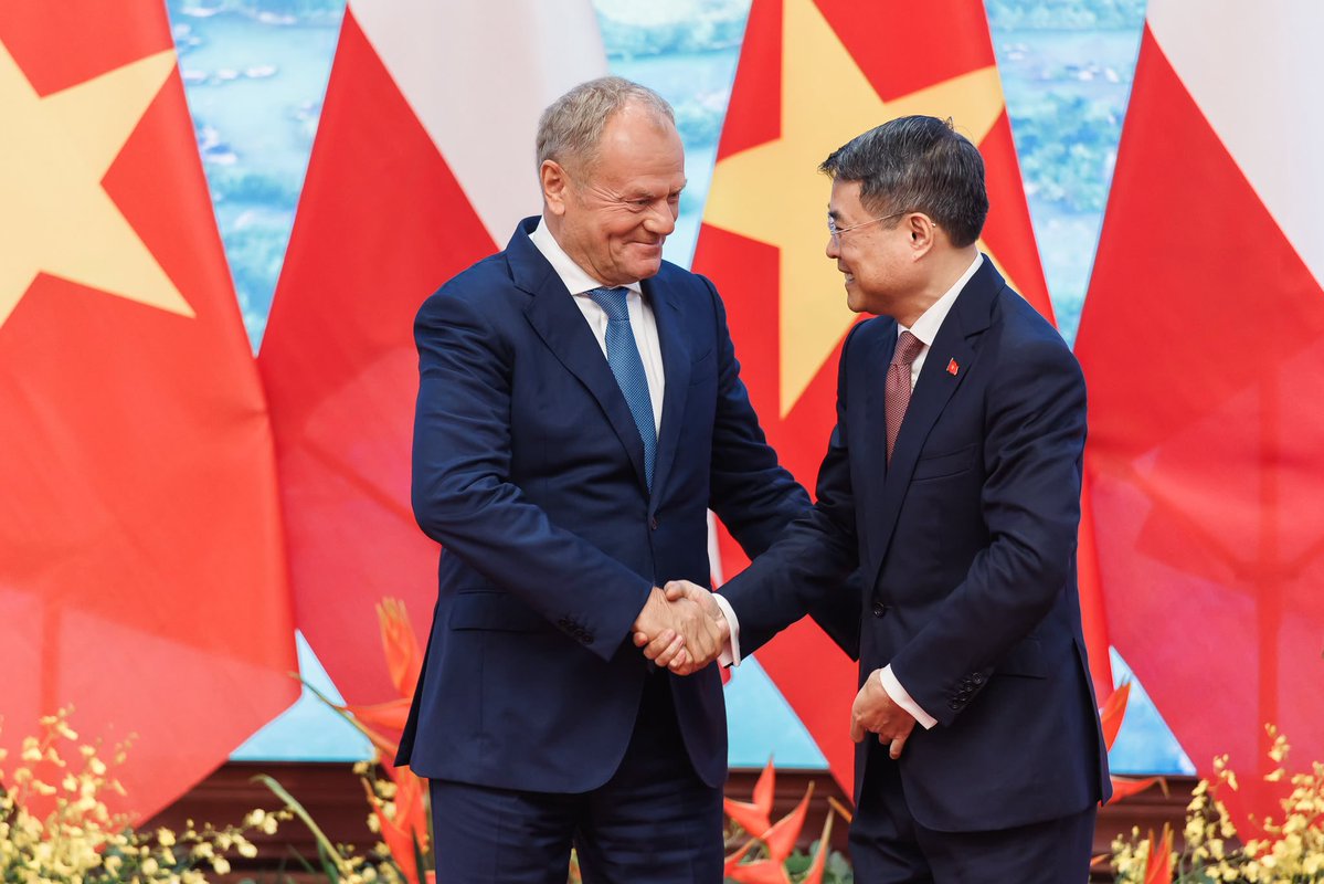 donaldtusk's tweet photo. Quan hệ Đối tác Chiến lược giữa Ba Lan và Việt Nam đã chính thức trở thành hiện thực. 🇻🇳🇵🇱 https://t.co/0hFqoa1B8H