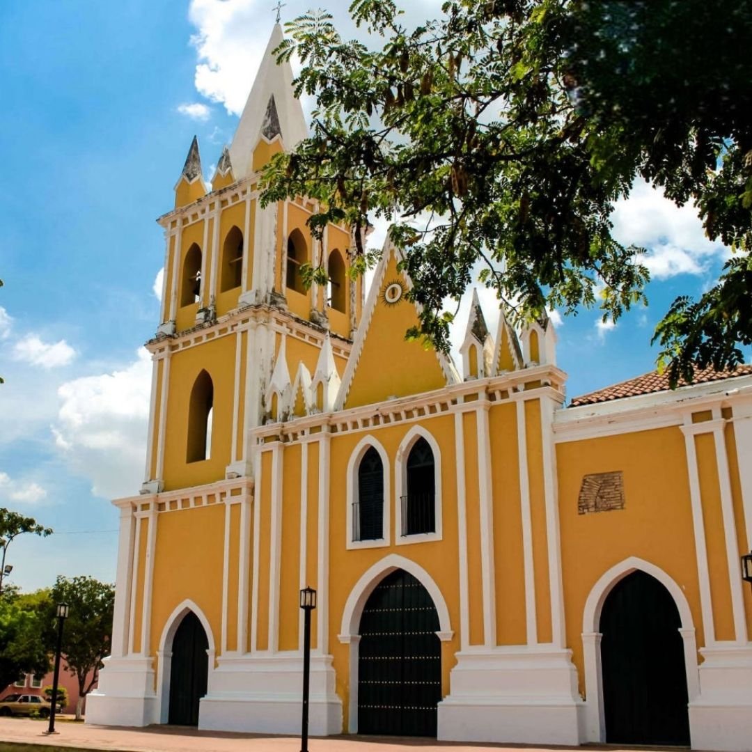 Estampas's tweet photo. #Estampas | ¿Sabías que Coro alberga un tesoro colonial único en el Caribe? 🏛️✨ Sus fachadas barrocas, calles empedradas e influencias neerlandesas te invitan a viajar en el tiempo dentro de una joya Patrimonio de la Humanidad: https://t.co/L2Wt8A2vzQ #Turismo https://t.co/uKUr8q9SLL