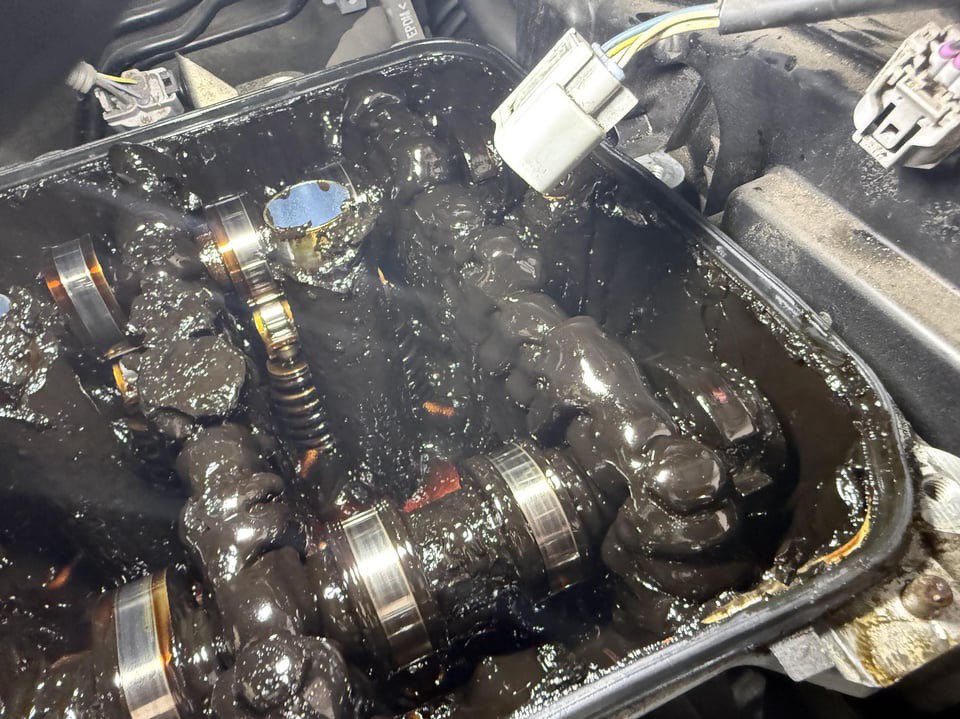 wayne_m159's tweet photo. 1.8L 2ZR-FE engine in a Toyota Corolla: This vehicle did 75,000 kilometers (46,603 miles) with no oil change. I'm surprised it ran this long without breaking down. Bonus points to whoever can guess the owner's gender 🫠 https://t.co/mVob9u0dlX