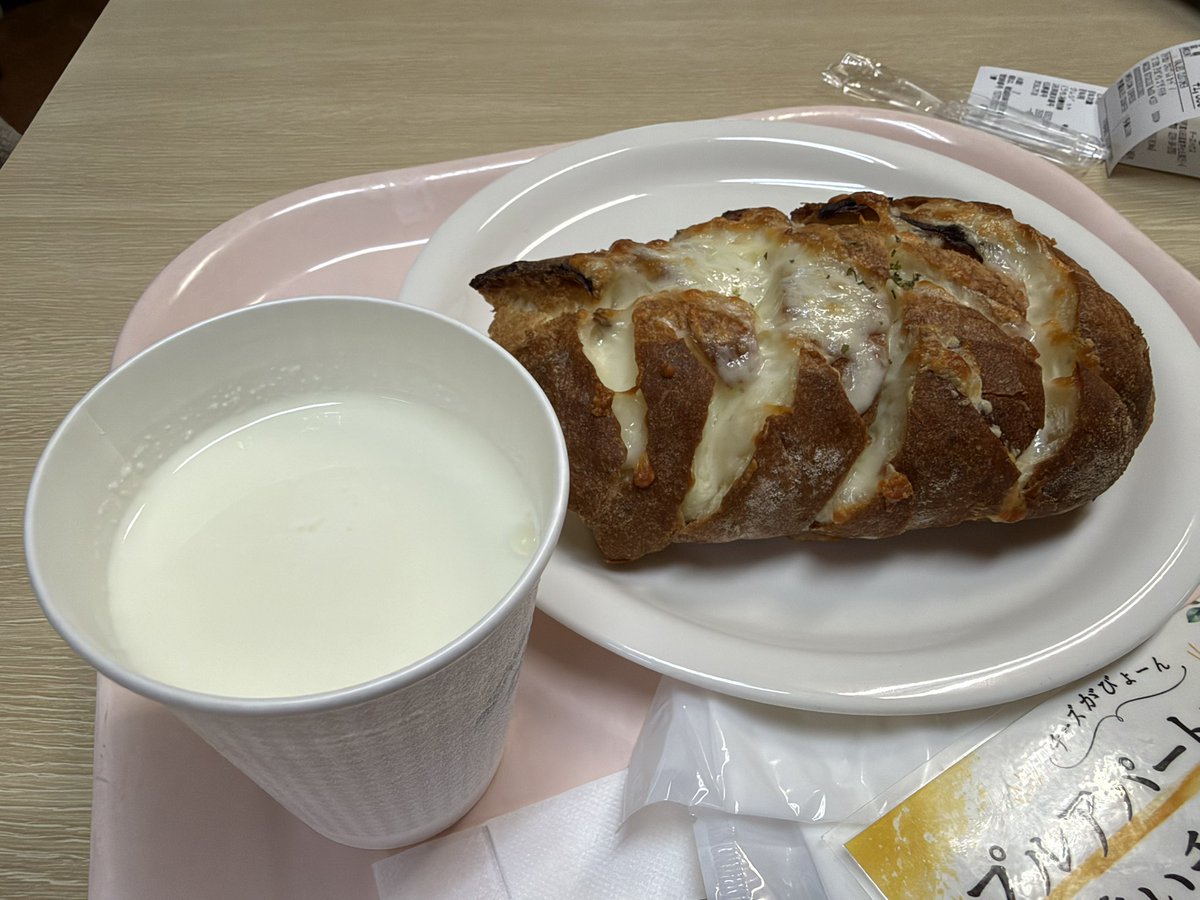 gravity808's tweet photo. チーズソフト、チーズがけパン、チーズドリンクとか、チーズ尽くしで、家のワイン用チーズたちも色々買って帰る
#蔵王酪農センター #チーズ #蔵王 https://t.co/PXsP9jISeu