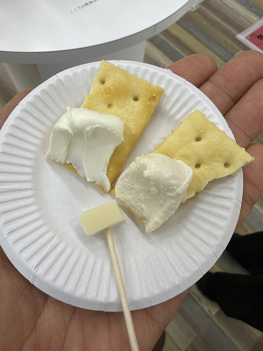 gravity808's tweet photo. チーズソフト、チーズがけパン、チーズドリンクとか、チーズ尽くしで、家のワイン用チーズたちも色々買って帰る
#蔵王酪農センター #チーズ #蔵王 https://t.co/PXsP9jISeu