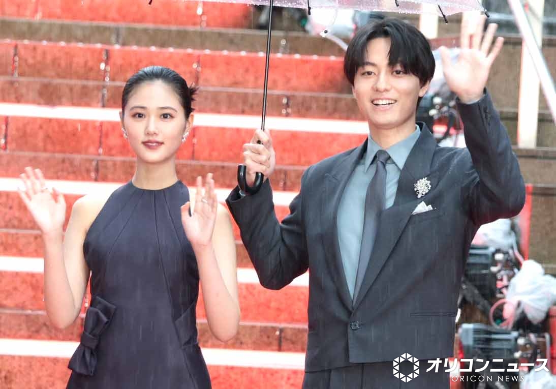 oricon's tweet photo. 【東京国際映画祭】レッドカーペット
ACEes作間龍斗、原菜乃華をエスコート
雨の中のレカペ、紳士的な仕草で沸かせる💜
https://t.co/Mc1FUwdM6V

#東京国際映画祭 https://t.co/XJe9FKRml9