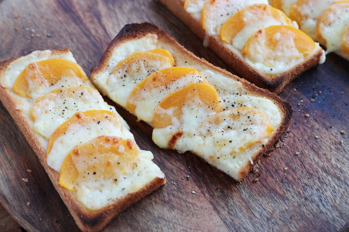 croissant_mag's tweet photo. バターを塗った食パンに薄切りにした柿、そしてチーズをのせて焼くだけ。柿の甘みとチーズの塩気がほどよいトーストは、朝ごはんにも良さそうです。https://t.co/Vf9A7NTNSp https://t.co/K1KmE53MMn