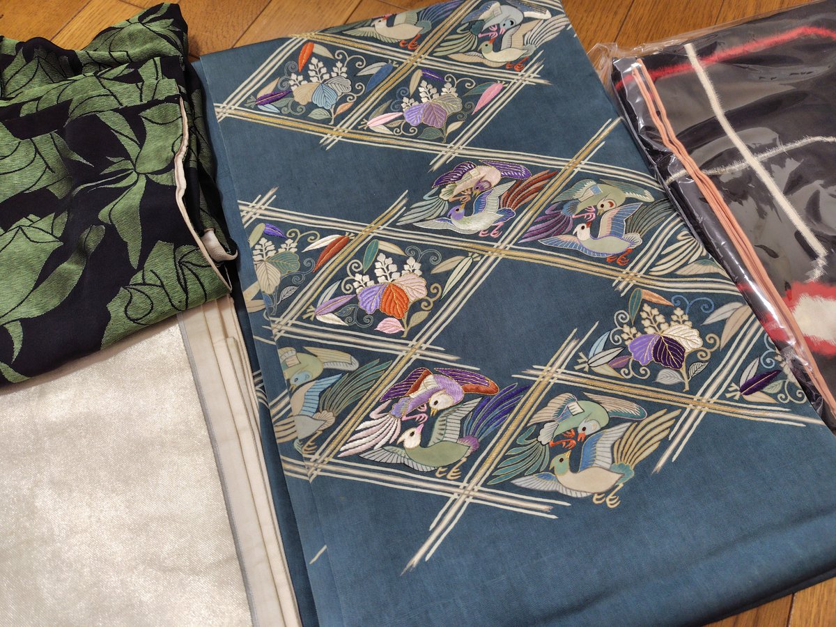 Citron_et_Bleu's tweet photo. @ehonsora 付下げなのでホンマは袋がよかったんでしょうけども、このときは入園式で冊子文様を合わせたくて…2枚目の名古屋にしました📖🥹💖3、4枚目の袋を合わせても良いかなぁ〜なんて✨ https://t.co/Wo1jmf52l5