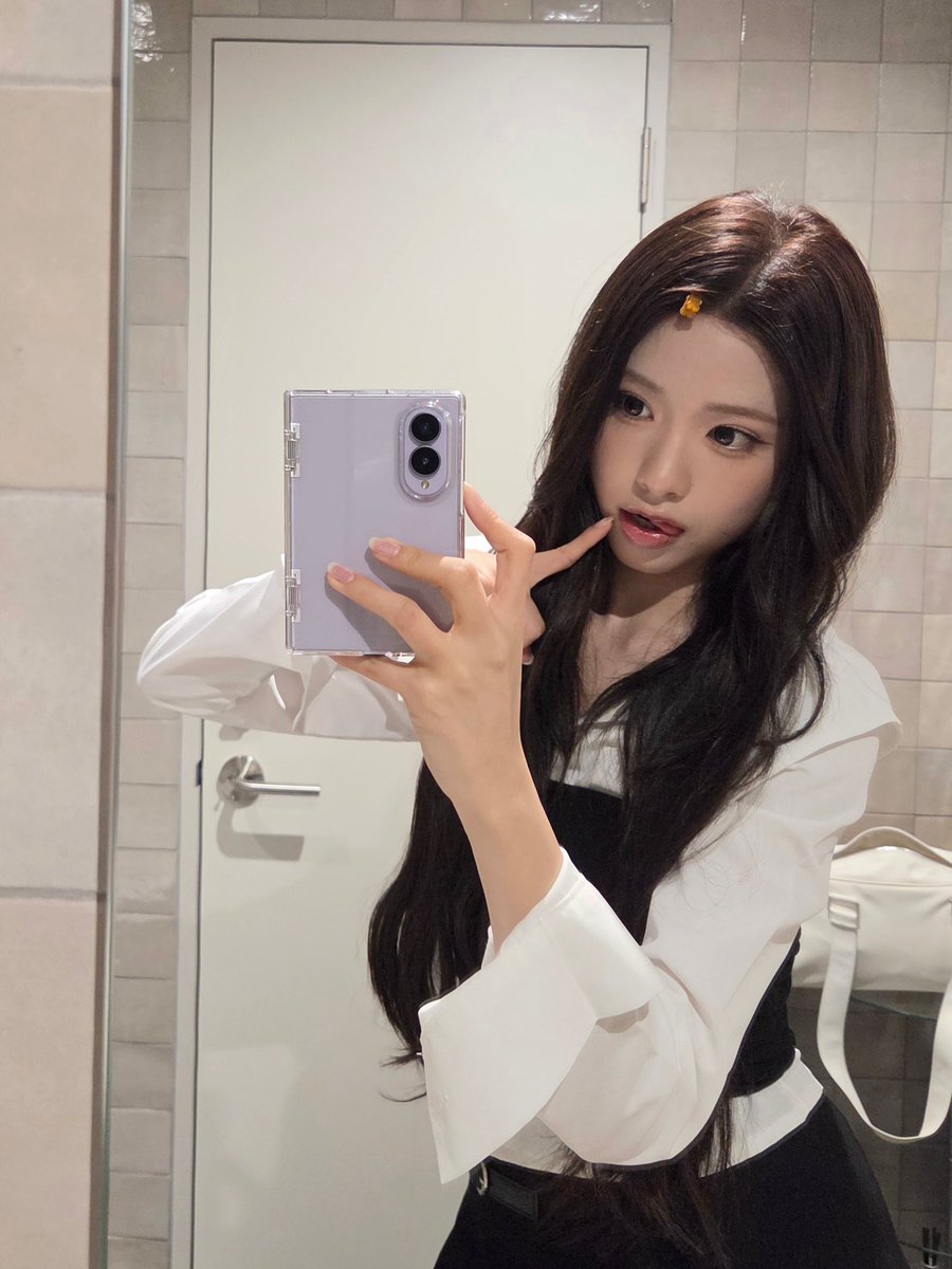 RESCENEPLUSCHAT's tweet photo. 📸 | 261026

#ZENA 😘🩶🤍🫶🏻
No matter how many times I look at it, lavender is just so pretty🤍💜

#RESCENE #리센느 @RESCENEofficial https://t.co/ngWtfpDest