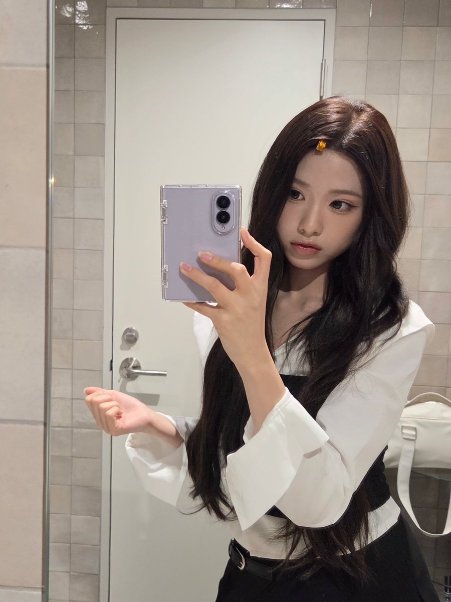 RESCENEPLUSCHAT's tweet photo. 📸 | 261026

#ZENA 😘🩶🤍🫶🏻
No matter how many times I look at it, lavender is just so pretty🤍💜

#RESCENE #리센느 @RESCENEofficial https://t.co/ngWtfpDest
