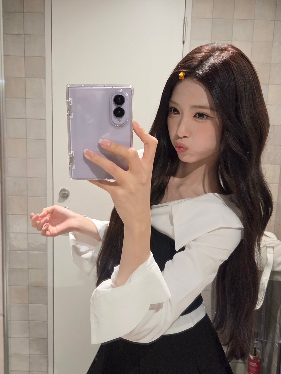 RESCENEPLUSCHAT's tweet photo. 📸 | 261026

#ZENA 😘🩶🤍🫶🏻
No matter how many times I look at it, lavender is just so pretty🤍💜

#RESCENE #리센느 @RESCENEofficial https://t.co/ngWtfpDest