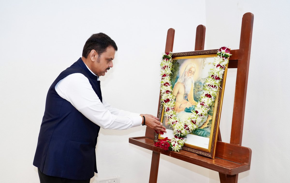 CMOMaharashtra's tweet photo. 🌸 CM Devendra Fadnavis humbly offered floral tributes to 'AdiKavi' Maharishi Valmiki on his birth anniversary at his official residence in Mumbai today.

🌸 मुख्यमंत्री देवेंद्र फडणवीस यांनी आज मुंबई येथील शासकीय निवासस्थानी 'आदिकवी' महर्षी वाल्मिकी यांच्या जयंतीदिनी त्यांच्या प्रतिमेस पुष्पांजली अर्पण करून विनम्र अभिवादन केले.

🌸 मुख्यमंत्री देवेंद्र फडणवीस इन्होंने मुंबई स्थित सरकारी आवास पर 'आदिकवि' महर्षि वाल्मीकि इनकी जयंती के अवसर पर उनकी प्रतिमा पर पुष्पांजलि अर्पित कर विनम्र अभिवादन किया।

🕥 10.15am | 26-10-2026📍Varsha Bungalow, Mumbai | स. १०.१५ वा. | २६-१०-२०२६📍वर्षा निवासस्थान, मुंबई.

@Dev_Fadnavis
#Maharashtra #DevendraFadnavis #MaharishiValmiki