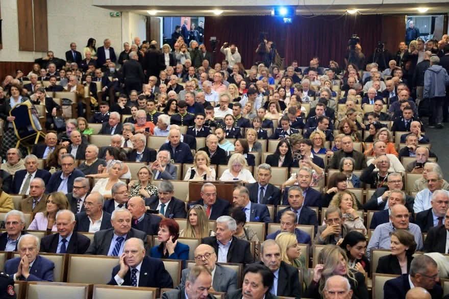 DvsDvs60195368's tweet photo. ΚΑΛΥΤΕΡΗ ΠΕΡΙΓΡΑΦΗ ΓΙΑ ΤΗΝ ΟΜΙΛΙΑ ΤΟΥ ΚΑΡΑΜΑΝΛΗ ΣΤΟ ΠΟΛΕΜΙΚ ΜΟΥΣΕΙΟ ΔΕΝ ΘΑ ΜΠΟΡΟΥΣΕ ΝΑ ΓΙΝΕΙ....

ΣΑΣ ΕΥΧΑΡΙΣΤΟΥΜΕ κ.Τζιγκουνακη......dvs

ΑΠΟΨΕ ΣΤΟ ΠΟΛΕΜΙΚΟ ΜΟΥΣΕΙΟ...
Ηταν όλοι τους εκεί..
Σαμαράς , Αντώναρος (μια κατηγορία μόνος του , δεύτερη σειρά όμως , πώς σε ρίξανε έτσι ρε Βαγγέλη ??!!) , Μιμή Ντενίση Βουλγαράκης , Μεϊμαράκης Μιχαλολιάκος , κλπ, κλπ...
Στη , βαθυστόχαστη ομιλία τού Ραφηνάτου , για την Εθνική μας γιορτή  που στα χρόνια του είχε αναγάγει τήν εξωτερική πολιτική στην κουμπαριά με τόν Ερντογάν . !!!
Η κενολογία τού αυτονοήτου .!!!
Πατριώτες τού καναπέ και τού facebook , δεκσιά πσέκια , μαϊντανοί , παλαιοκομματικά απολειφάδια μιας άλλης εποχής , μείγμα σιγουρατζίδικης ανέξοδης πατριδικαπηλίας , αδιέξοδης  πολιτικής μισαλλοδοξίας εμπάθειας  μικροψυχίας και αλαζονείας . . . !!
Βλέπουν τόν Μητσοτάκη στον ύπνο τους και στον ξύπνιο τους , τείνουν να ξεπεράσουν κι αυτούς ακόμη τούς αριστερούς !! 
Ημουν και εγώ εκεί...!!!! Θύμωσα ...Αντεξα όλη την ομιλία του..Σύντομη σχετικά...! Τι να πει ο άνθρωπος..Είπε κατι για τις ελιτ(αυτός άραγε που ανήκει? ), έδωσε τις οδηγίες του πως να αντιμετωπίσουμε τους Τούρκους, ξέρει αυτός, τους ευρωπαίους συμμάχους, καμμιά διάθεση αυτοκριτικής για το έργο του, για τις κουμπαριές του , .κλπ κλπ ..Τα γνωστά! 
Εντυπωσιακό ! Κάπου 7 κανάλια μέτρησα με σε αναμονή να καταγράψουν την ομήγυρη...Μην χάσουν τίποτα...
Αν και θύμωσα, τελικά το βρήκα διασκεδαστικό..
Κάποτε πήγαινες σε γιορτές για εθνικές επετείους και θυμωνες με τους αριστερούς..Το ίδιο συμβαίνει τώρα με τους λεγόμενους "δεξιούς"..
Σοφές κουβέντες των προγόνων μας..
"Οὐκ ἐᾷ με καθεύδειν τὸ τοῦ Μιλτιάδου τρόπαιον" !!
Α να μην το ξεχάσω...!!! Σουβλάκια πάντως δεν είδα...!!!!