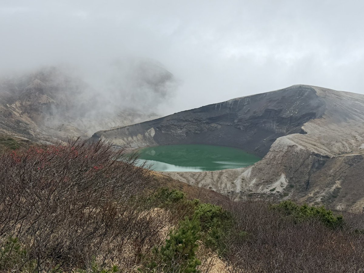 gravity808's tweet photo. 霧が凄かったけど、一瞬切れて、御釜が見えました！
#蔵王 #御釜 #火山 https://t.co/5ToeRTGYjO