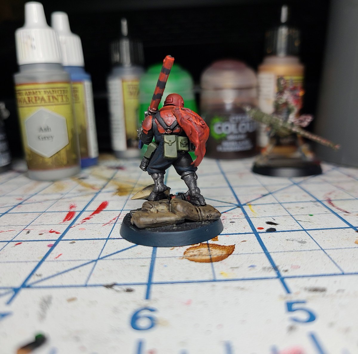 Davidth3Demon's tweet photo. Need a break from ORKS ๐ so I painted up a kitbash of Tau Pathfinder land cadian bits (Also a green stuff cape) Making a Cadian Castellan. I think I got a scheme for some converted tratior Guardsmen.
#warhammer40k
#ImperialGuard
#kitbash https://t.co/AH4IzA9pco