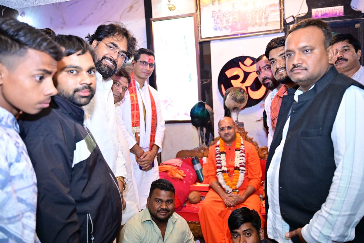 Devendra_1925's tweet photo. बेलगहना स्थित श्री सिद्ध बाबा आश्रम में पूज्य  महाराज जी का दर्शन कर उनका आशीर्वाद एवं मार्गदर्शन प्राप्त हुआ। उनके स्नेहपूर्ण आशीर्वचनों से मन अभिभूत हुआ।
इस पावन अवसर पर आयोजित जागरण कार्यक्रम में सम्मिलित होकर पूजा-अर्चना और भक्ति के वातावरण में सहभागी बना। जय श्री सिद्ध बाबा।

इस अवसर पर बिलासपुर ग्रामीण जिला अध्यक्ष महेंद्र गंगोत्री जी एवं बिलासपुर शहर जिला अध्यक्ष सुधांशु मिश्रा जी विशेष रूप से उपस्थित रहे ।।