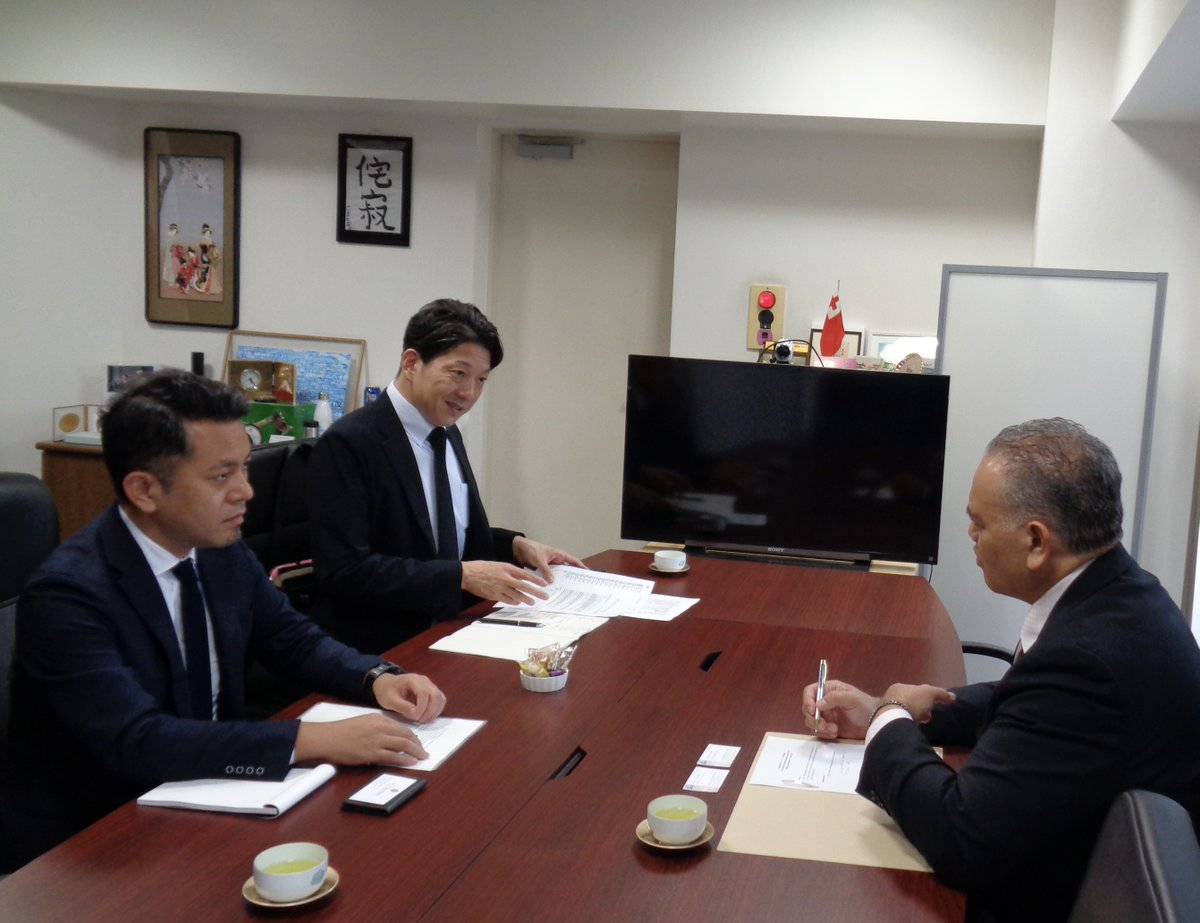 TongaEmbTokyo's tweet photo. 本日午後、マンギシ大使は、独立行政法人国際協力機構（以下、JICA）東南アジア・大洋州部の参事役に着任された岩野淳之介氏を大使館にお迎えし、また、同部 東南アジア第六・大洋州課・課長として岩野氏の後任に着任された安達裕章氏をご紹介いただく機会を得ました。 https://t.co/D5rrsErT4W