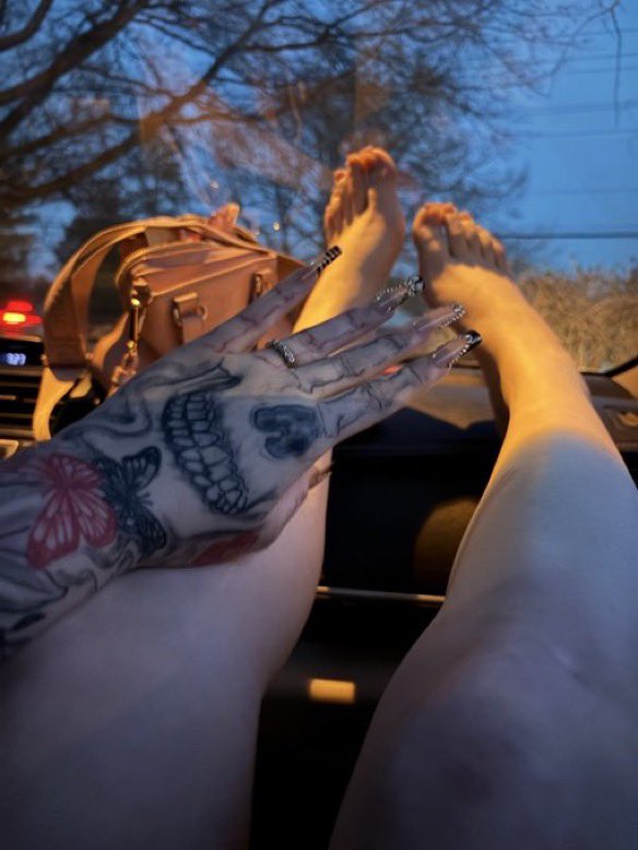 GraceLuvzz's tweet photo. pretty feet 🤏🏻💕 https://t.co/MueR0NMPWw