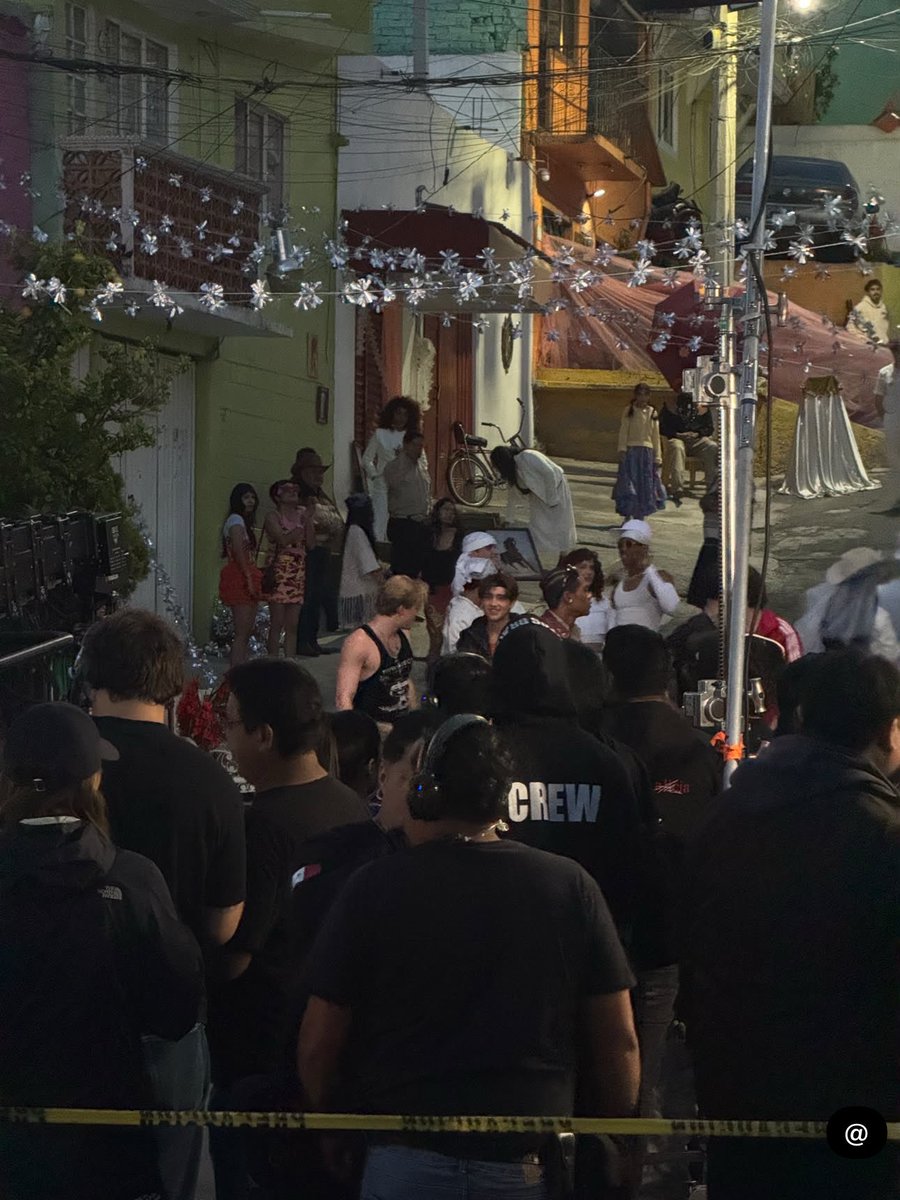 moniftly's tweet photo. un amigo de la uni en ig me pasó esto y no puedo evitar ver como se ve Gabi como uni solecito 😭
dice que llevan todo el día grabando, Santos Explotados, pobrecitos (pero se vienen cositas al parecer) https://t.co/upBYA3m14v