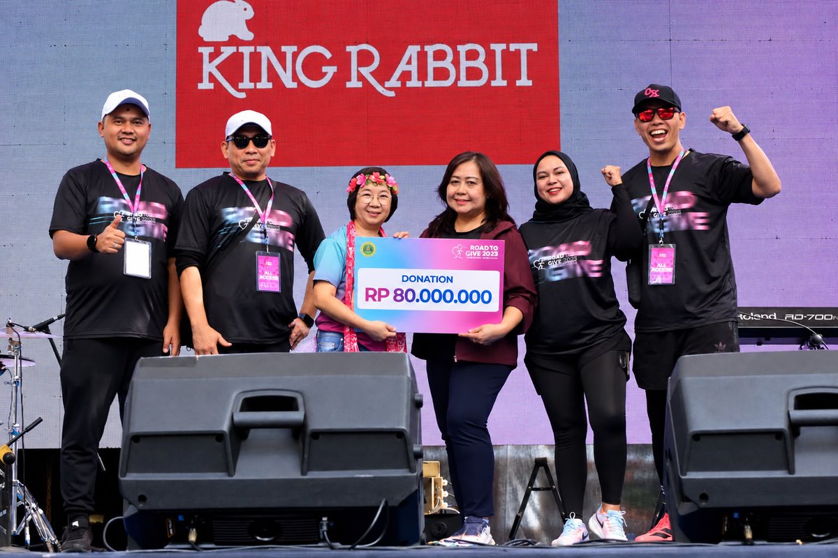 MGT_RADIO's tweet photo. Listeners! Road to Give 2026 Marriott International Cluster Bandung berhasil mengumpulkan donasi Rp80 juta untuk Bandung Cancer Society. Charity run di Balai Kota Bandung ini diikuti 1.200 peserta dengan semangat #HopeInEveryStep.

#MGTRADIO #RoadToGive2026 #Bandung https://t.co/zgsnXkzEOE