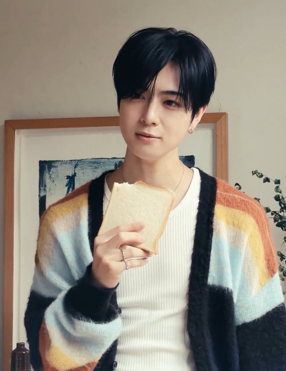 y2yupi's tweet photo. 生の食パンもってるイケメンランキング1位で https://t.co/3flfssY25I