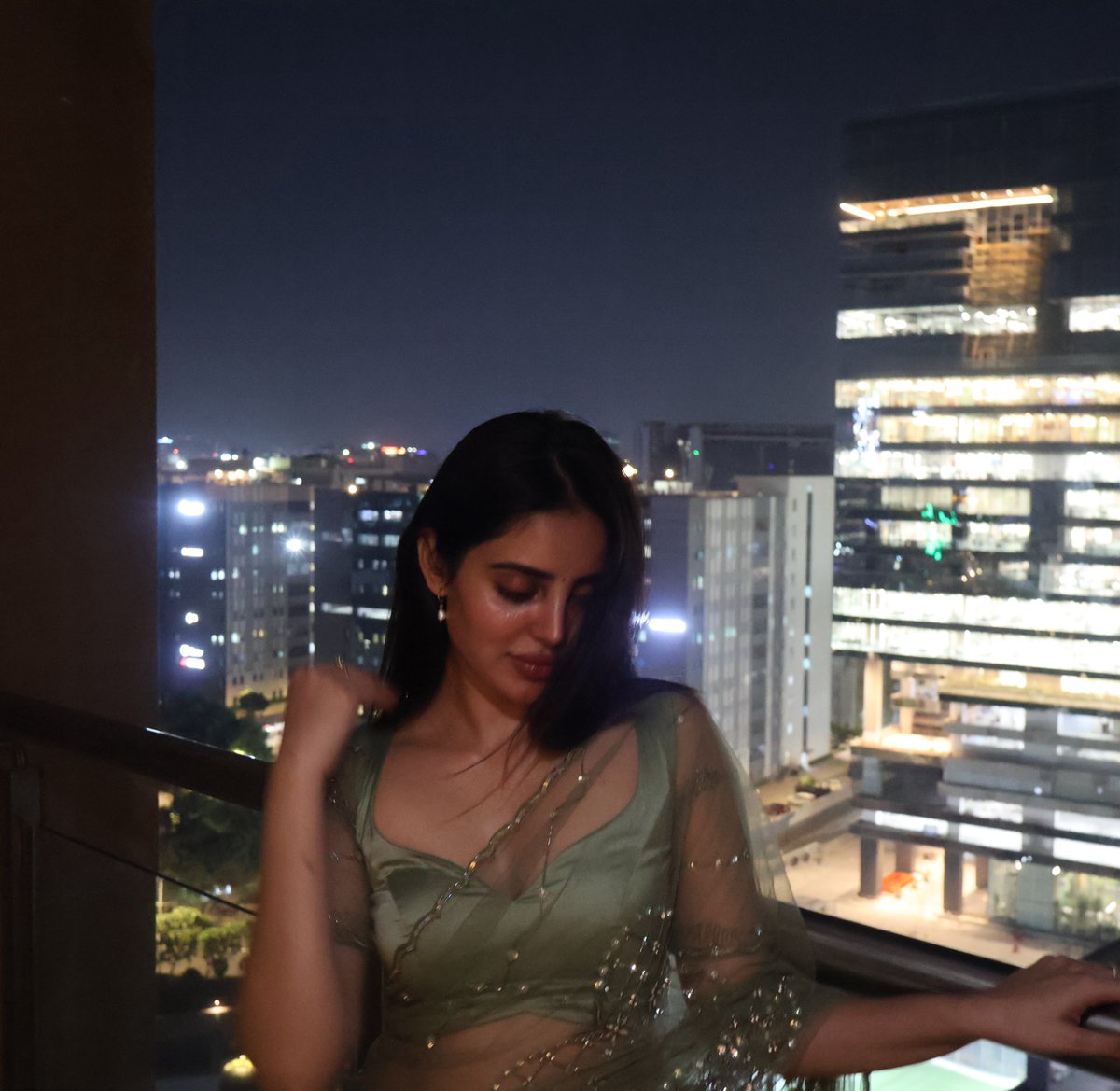 CineTrendX's tweet photo. 💚✨ Kushitha Kallupu serving elegance with a touch of midnight glamour! 🌃😍 

That gorgeous green look, sparkling details, and effortless charm make these pictures a whole vibe. ❤️‍🔥📸

#KushithaKallupu https://t.co/AfNDoBsoxm
