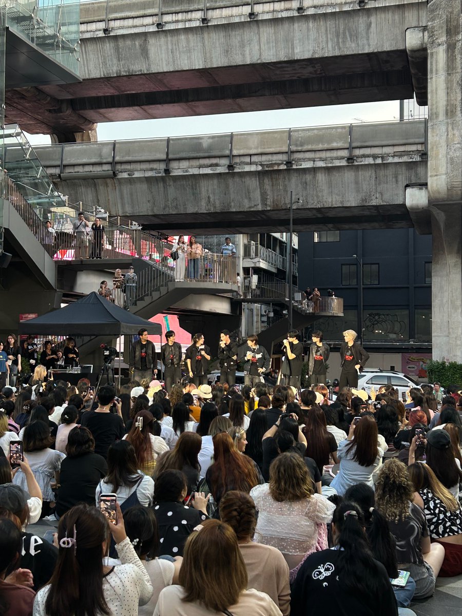 6zork_xac's tweet photo. มีคนตั้งใจมาเจอพวกแกเยอะมาก🥹 มีนั้มตาwa ขอให้แก๊งอีกาบินขึ้นไปให้สูงๆเลยนะ ชั้นรอส่งอยู่ตรงนี้แหละ ɵ̷̥̥᷄᎔ɵ̷̥̥᷅

THE CROW CLUB BUSKING , #TheCrowClubBusking https://t.co/iW5qDW0j4A