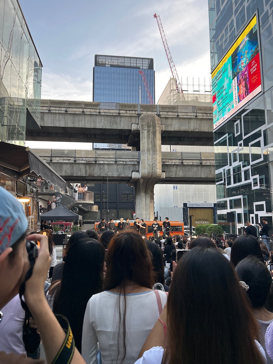 6zork_xac's tweet photo. มีคนตั้งใจมาเจอพวกแกเยอะมาก🥹 มีนั้มตาwa ขอให้แก๊งอีกาบินขึ้นไปให้สูงๆเลยนะ ชั้นรอส่งอยู่ตรงนี้แหละ ɵ̷̥̥᷄᎔ɵ̷̥̥᷅

THE CROW CLUB BUSKING , #TheCrowClubBusking https://t.co/iW5qDW0j4A