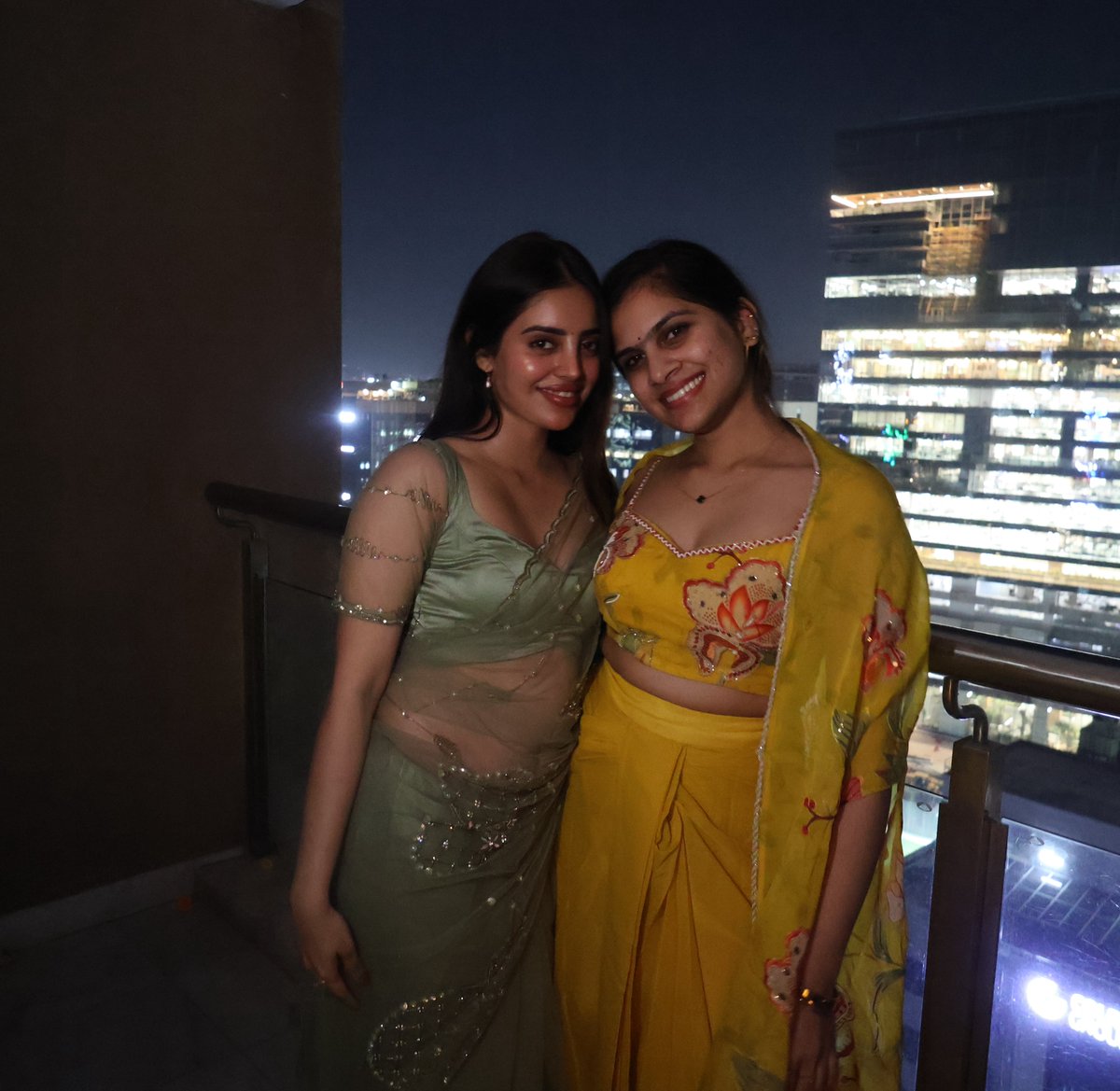 GlamourPixX's tweet photo. 🌃💚 Some looks deserve more than just one glance! 😍✨ 

Kushitha Kallupu bringing dreamy expressions, classy vibes, and cinematic beauty to the frame. 🎥❤️‍🔥

#KushithaKallupu #Kushitha #BiggBossTelugu10 #TheTraitorsTelugu https://t.co/2EMrUAlPwI