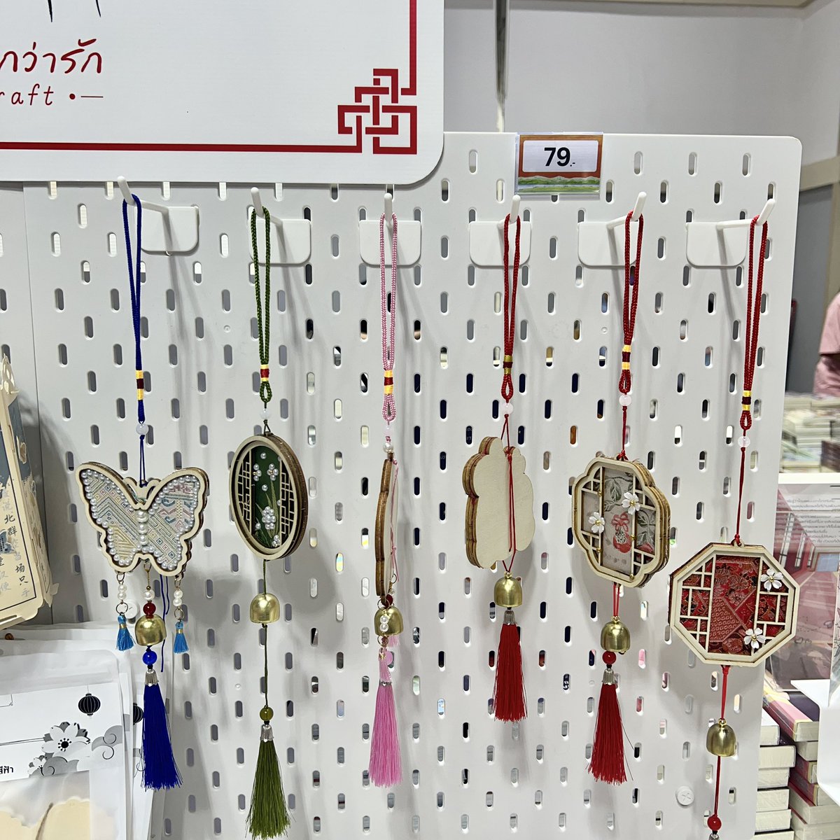 morethanlove08's tweet photo. ✨ สาย DIY ห้ามพลาดโซนนี้ มาสร้างผลงานชิ้นพิเศษด้วยมือของตัวเองที่ ‘มากกว่ารัก Craft’ ❤️

จะตั้งโชว์ก็สวย จะเก็บสะสมก็ถูกใจ เติมความสุขให้ทุกขั้นตอนที่ได้ลงมือทำด้วยตัวเองเลยนะคะ

📍 อย่าลืมแวะมาส่องความน่ารักและช้อปกันได้ที่ #บูธแจ่มใสG02 ในงานหนังสือนะคะสหาย 

*สินค้าต้องประกอบเอง ภายในกล่องมีอุปกรณ์และกาวให้ครบชุด สามารถเปิดไฟได้
*เงื่อนไขเป็นไปตามที่บริษัทฯ กำหนด

⭐ ดูรายละเอียดโปรโมชั่น คลิก https://t.co/hiZmrBmyu0
⭐ ไม่สะดวกมางานก็ช้อปได้ผ่านเว็บไซต์ คลิกเลย https://t.co/wry7cYbC6p

📚 มหกรรมหนังสือระดับชาติ ครั้งที่ 31
🗓️ 23 ต.ค. – 1 พ.ย. 69
⏰ เวลา 10.00–21.00 น.
📍 ฮอลล์ 5–7 ชั้น LG ศูนย์การประชุมแห่งชาติสิริกิติ์

#Jamsai25thAnniversary #TheEndlessStories
#มากกว่ารัก #มหกรรมหนังสือระดับชาติครั้งที่31
#งานหนังสือ69 #ThaiBookFair2026