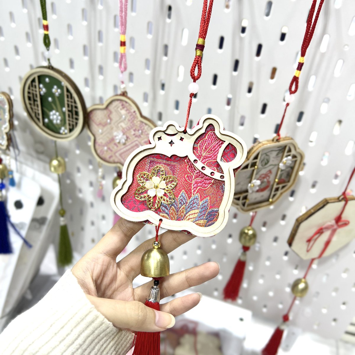 morethanlove08's tweet photo. ✨ สาย DIY ห้ามพลาดโซนนี้ มาสร้างผลงานชิ้นพิเศษด้วยมือของตัวเองที่ ‘มากกว่ารัก Craft’ ❤️

จะตั้งโชว์ก็สวย จะเก็บสะสมก็ถูกใจ เติมความสุขให้ทุกขั้นตอนที่ได้ลงมือทำด้วยตัวเองเลยนะคะ

📍 อย่าลืมแวะมาส่องความน่ารักและช้อปกันได้ที่ #บูธแจ่มใสG02 ในงานหนังสือนะคะสหาย 

*สินค้าต้องประกอบเอง ภายในกล่องมีอุปกรณ์และกาวให้ครบชุด สามารถเปิดไฟได้
*เงื่อนไขเป็นไปตามที่บริษัทฯ กำหนด

⭐ ดูรายละเอียดโปรโมชั่น คลิก https://t.co/hiZmrBmyu0
⭐ ไม่สะดวกมางานก็ช้อปได้ผ่านเว็บไซต์ คลิกเลย https://t.co/wry7cYbC6p

📚 มหกรรมหนังสือระดับชาติ ครั้งที่ 31
🗓️ 23 ต.ค. – 1 พ.ย. 69
⏰ เวลา 10.00–21.00 น.
📍 ฮอลล์ 5–7 ชั้น LG ศูนย์การประชุมแห่งชาติสิริกิติ์

#Jamsai25thAnniversary #TheEndlessStories
#มากกว่ารัก #มหกรรมหนังสือระดับชาติครั้งที่31
#งานหนังสือ69 #ThaiBookFair2026