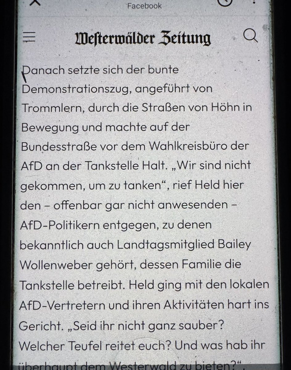 Nicole_Hoechst's tweet photo. Mit Trommeln zum Familienbetrieb eines AfD-Politikers ziehen und dort persönliche Beschimpfungen gegen politische Gegner richten: Die Westerwälder Zeitung beschreibt einen „bunten Demonstrationszug“.

Im Bericht fallen Sätze wie „Seid ihr nicht ganz sauber?“ und „Welcher Teufel reitet euch?“ Das soll die viel beschworene demokratische Debattenkultur sein?

Ja, an der Tankstelle befindet sich auch ein Wahlkreisbüro. Aber die Tankstelle wird von der Familie betrieben. Dort arbeiten Menschen. Dort hängt eine wirtschaftliche Existenz dran.

Würde ein solcher Aufzug vor dem Familienbetrieb eines CDU-, SPD- oder Grünen-Politikers ebenfalls so freundlich beschrieben?

Friedlicher Protest ist ein Grundrecht. Persönliche Beschimpfungen werden dadurch nicht anständig. Und ein Familienbetrieb wird durch ein Wahlkreisbüro nicht zum Freiwild.

Gleiche Maßstäbe. Auch für die AfD.

#Westerwald #Höhn #AfD #Demokratie #Meinungsfreiheit #NicoleHöchst
