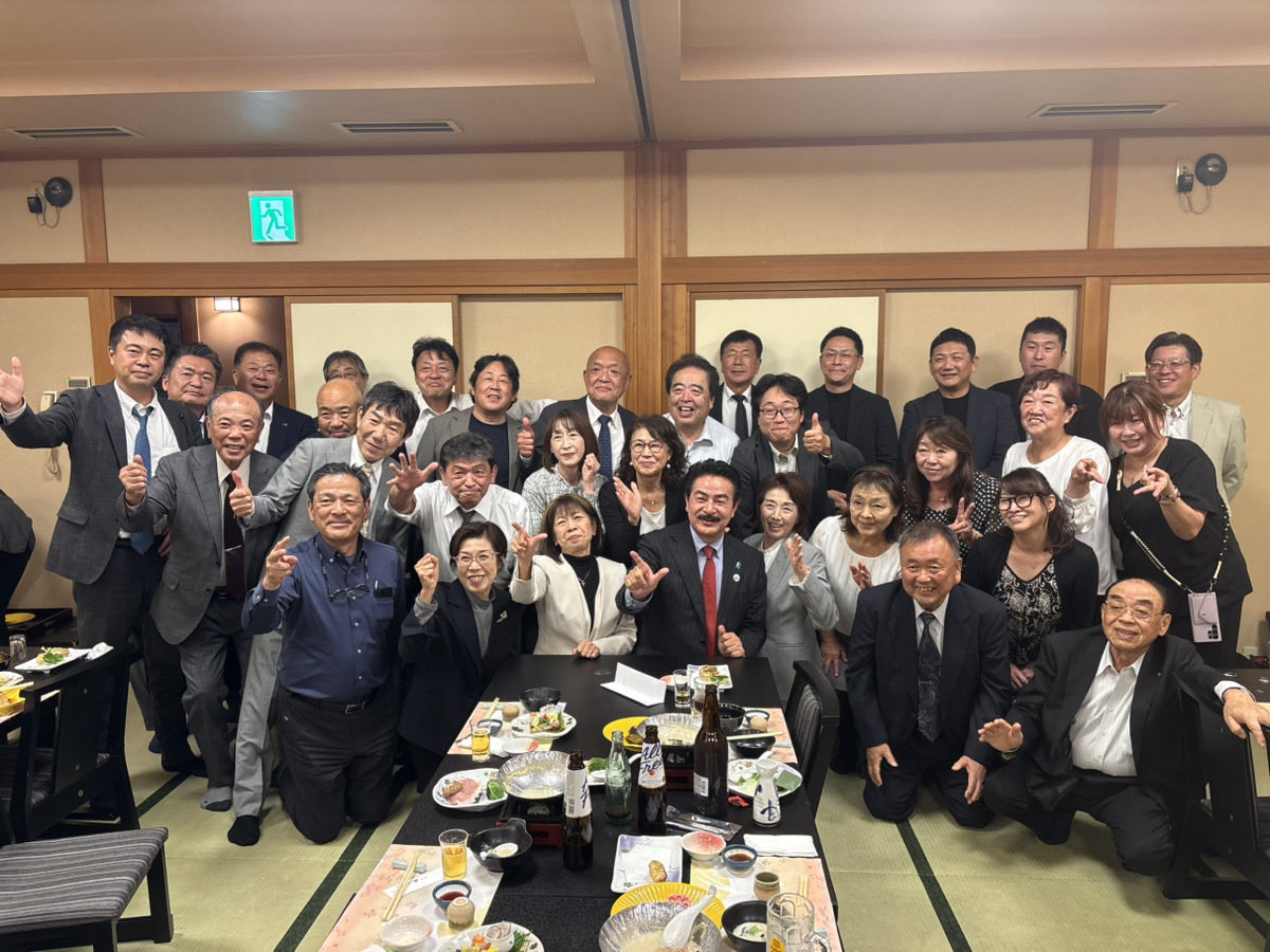 Image for the Tweet beginning: 長野県は茅野市。#諏訪大社 上社前宮が鎮座するこの地で、#丸茂たけと 茅野市・富士見町・原村選出県議員を応援する女性の会に講師としてお招きいただきました。
その後の懇親会では、日本一の #木遣 も拝聴。響き渡る力強い声に、受け継がれてきた伝統と地域の結束、諏訪魂の底力を感じました。