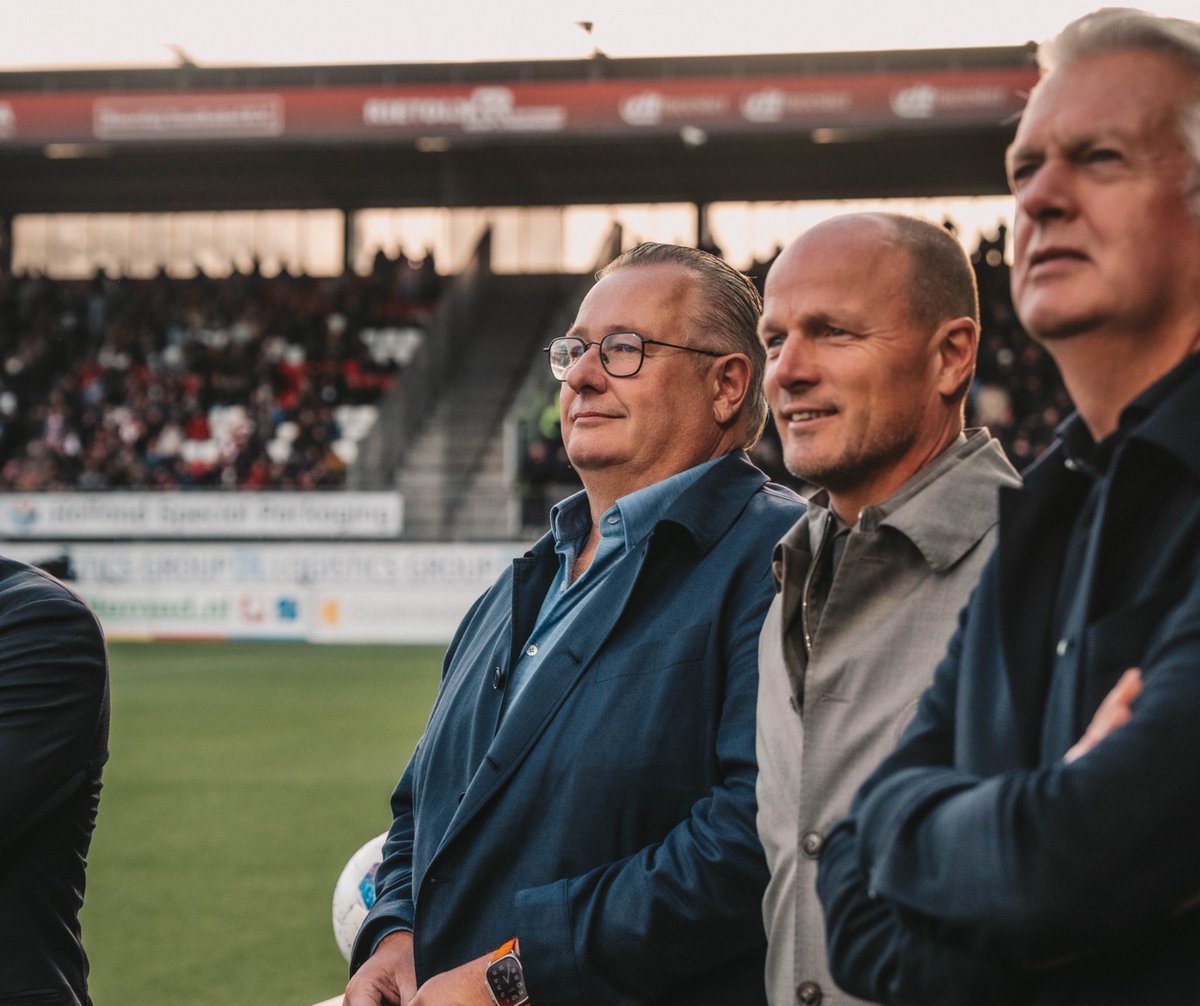 SpartaRotterdam's tweet photo. Voorafgaand aan Sparta - Ajax werd op Het Kasteel bekendgemaakt dat Sparta Rotterdam en De Goudse Verzekeringen het hoofdsponsorschap hebben verlengd tot medio 2029! 🔴⚪🔴⚪

Lees meer over de verlenging op de website.

https://t.co/1YhLWwOfGD https://t.co/YjFDdGfMho