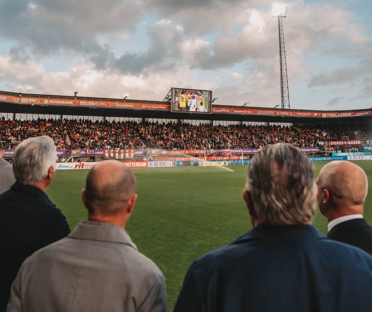SpartaRotterdam's tweet photo. Voorafgaand aan Sparta - Ajax werd op Het Kasteel bekendgemaakt dat Sparta Rotterdam en De Goudse Verzekeringen het hoofdsponsorschap hebben verlengd tot medio 2029! 🔴⚪🔴⚪

Lees meer over de verlenging op de website.

https://t.co/1YhLWwOfGD https://t.co/YjFDdGfMho