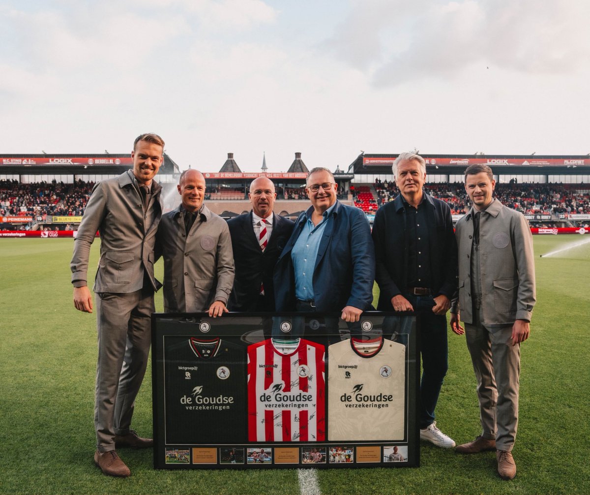 SpartaRotterdam's tweet photo. Voorafgaand aan Sparta - Ajax werd op Het Kasteel bekendgemaakt dat Sparta Rotterdam en De Goudse Verzekeringen het hoofdsponsorschap hebben verlengd tot medio 2029! 🔴⚪🔴⚪

Lees meer over de verlenging op de website.

https://t.co/1YhLWwOfGD https://t.co/YjFDdGfMho