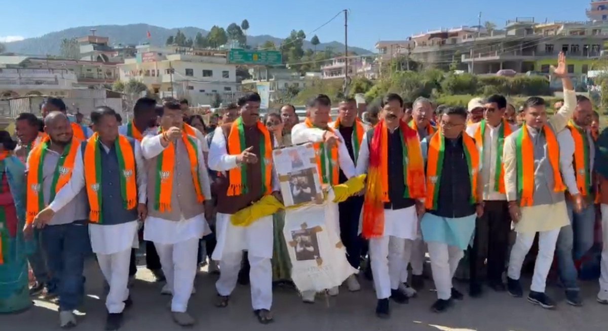 MenonArvindBJP's tweet photo. कांग्रेस पार्टी अध्यक्ष मल्लिकार्जुन खड़गे द्वारा मा. प्रधानमंत्री श्री नरेंद्र मोदी जी को अपशब्द बोलने पर कांग्रेस पार्टी व मल्लिकार्जुन खड़गे के खिलाफ़ उत्तराखंड के चंपावत में विशाल विरोध प्रदर्शन करते हुए उनका पुतला दहन किया और माफी मांगने की माँग की।

#KhargeStatement #khargemustrasign
