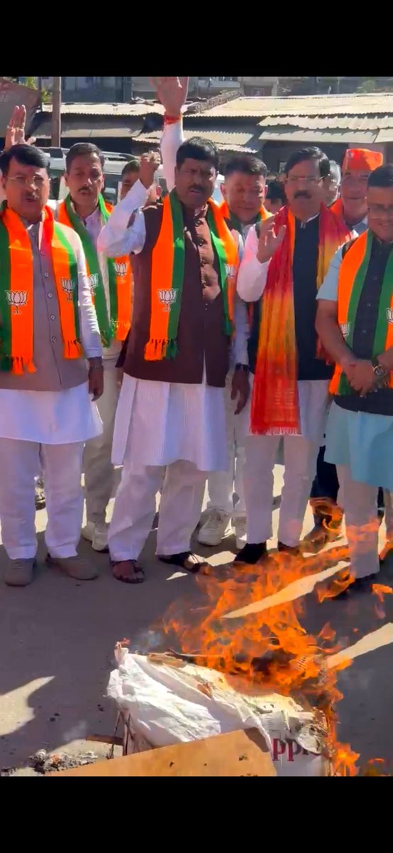 MenonArvindBJP's tweet photo. कांग्रेस पार्टी अध्यक्ष मल्लिकार्जुन खड़गे द्वारा मा. प्रधानमंत्री श्री नरेंद्र मोदी जी को अपशब्द बोलने पर कांग्रेस पार्टी व मल्लिकार्जुन खड़गे के खिलाफ़ उत्तराखंड के चंपावत में विशाल विरोध प्रदर्शन करते हुए उनका पुतला दहन किया और माफी मांगने की माँग की।

#KhargeStatement #khargemustrasign