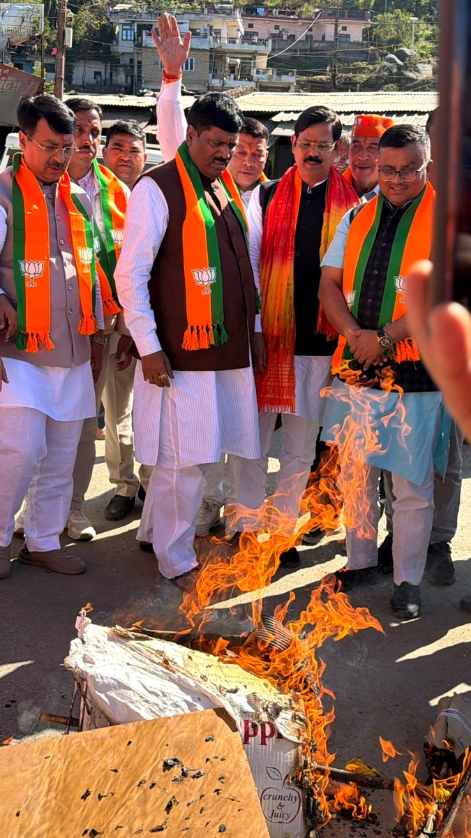 MenonArvindBJP's tweet photo. कांग्रेस पार्टी अध्यक्ष मल्लिकार्जुन खड़गे द्वारा मा. प्रधानमंत्री श्री नरेंद्र मोदी जी को अपशब्द बोलने पर कांग्रेस पार्टी व मल्लिकार्जुन खड़गे के खिलाफ़ उत्तराखंड के चंपावत में विशाल विरोध प्रदर्शन करते हुए उनका पुतला दहन किया और माफी मांगने की माँग की।

#KhargeStatement #khargemustrasign