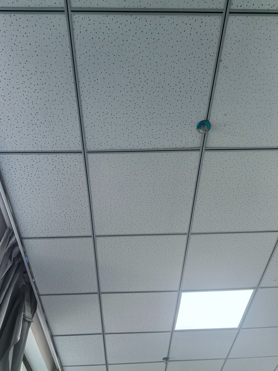 fiee1557069's tweet photo. 是不是牛马的棚都长成这样？？你们的天花板和我的一样吗？ #办公室天花板  #牛马的日常 https://t.co/FhHlZYV15Z