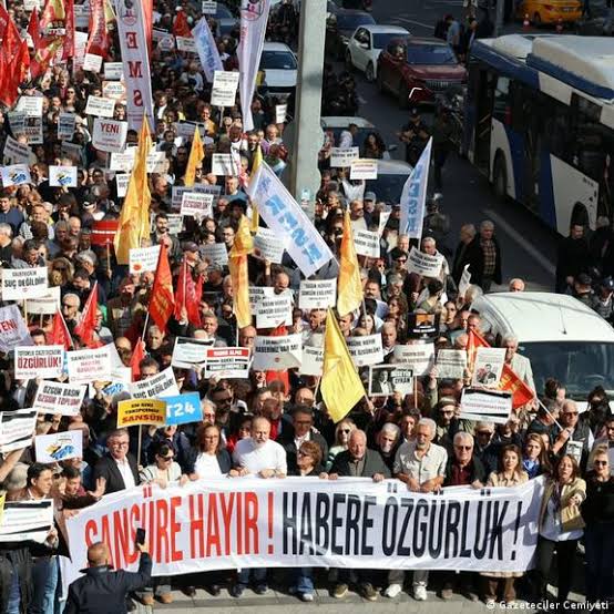 IFJGlobal's tweet photo. #Türkiye🇹🇷: On 24 October, journalists and journalism organisations took to the streets to protest against the criminalisation of journalism and to defend the public's right to know. The rally marked the first anniversary of the appointment of a trustee to TELE 1. Solidarity ✊🏿 https://t.co/HNGCEhZwN1
