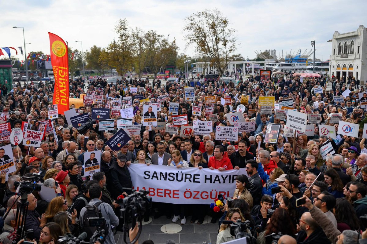 IFJGlobal's tweet photo. #Türkiye🇹🇷: On 24 October, journalists and journalism organisations took to the streets to protest against the criminalisation of journalism and to defend the public's right to know. The rally marked the first anniversary of the appointment of a trustee to TELE 1. Solidarity ✊🏿 https://t.co/HNGCEhZwN1