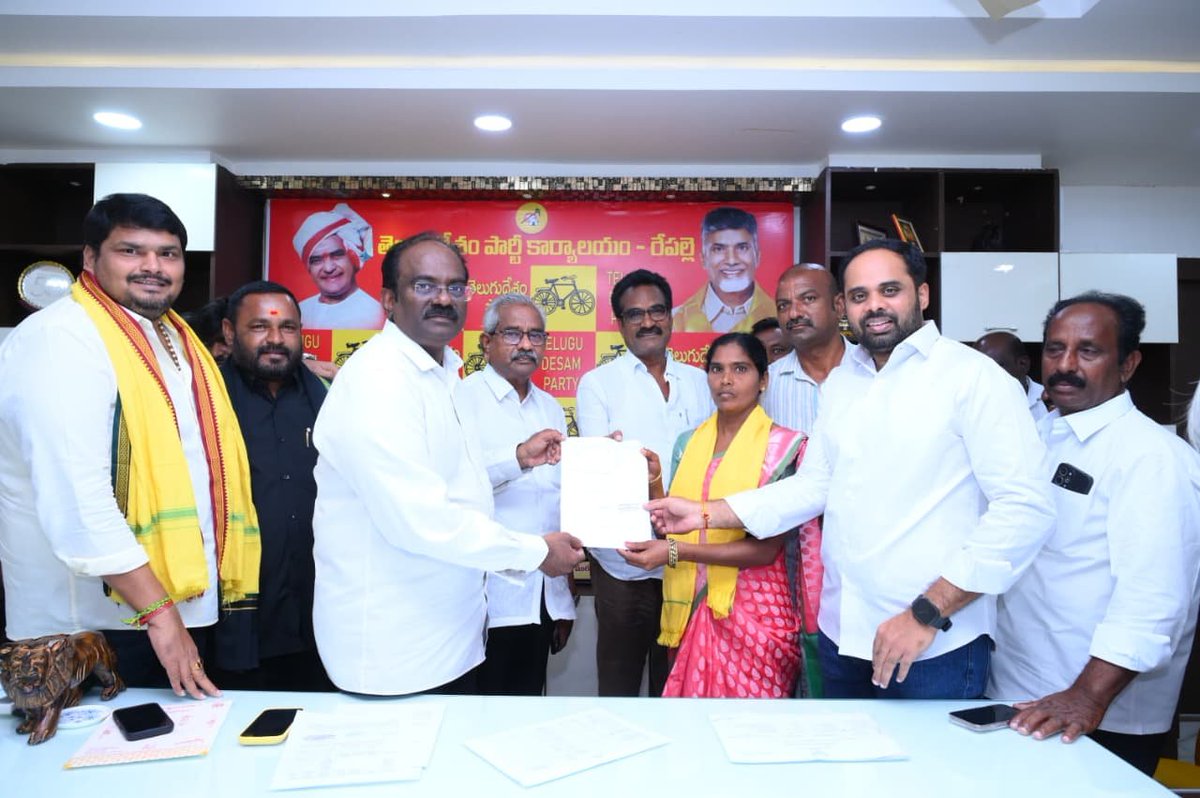 ramana_mopidevi's tweet photo. "నిజాంపట్నం మండలం" NDA కూటమి బలపరిచిన MPTC, ZPTC అభ్యర్థులకు "బి-ఫారం" (Form-B) అందజేసిన మోపిదేవి రాజీవ్ గారు, అనగాని శివప్రసాద్ గారు..! https://t.co/jetVNA7odH
