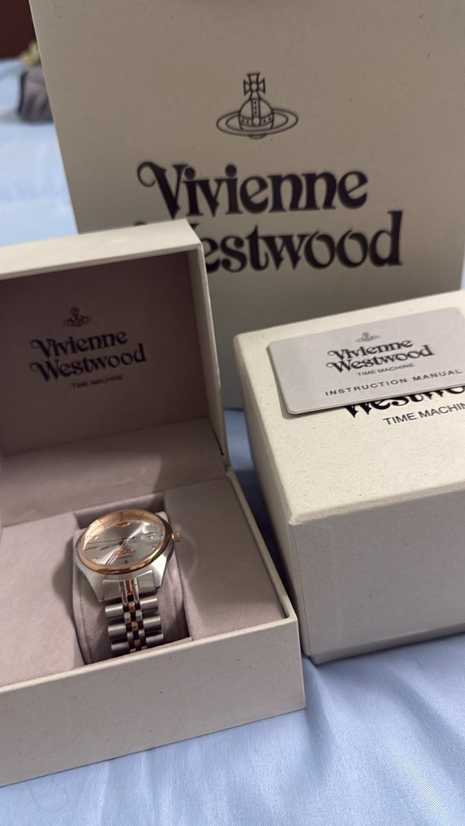 melodykitty2ka's tweet photo. ♡︎ 𐬾 ฝากขาย🪽🎀 

⌚️vivienne westwood camberwell white 37mm
พรีมา 10990 ขอส่งต่อ 8600 ส่งฟรี 
ems ค่า/นัดรับฟิวเจอร์
🌟ทักมาต่อรองราคา/ขอดูรูปเพิ่มเติมได้คับ
มีกล่อง+ถุงให้ด้วย✅

🧤ติดต่อ: @lmallmacc

__
#ส่งต่อviviennewestwood #ส่งต่อนาฬิกา #viviennewestwood #ส่งต่อvivienne https://t.co/ydXyLYq6hZ