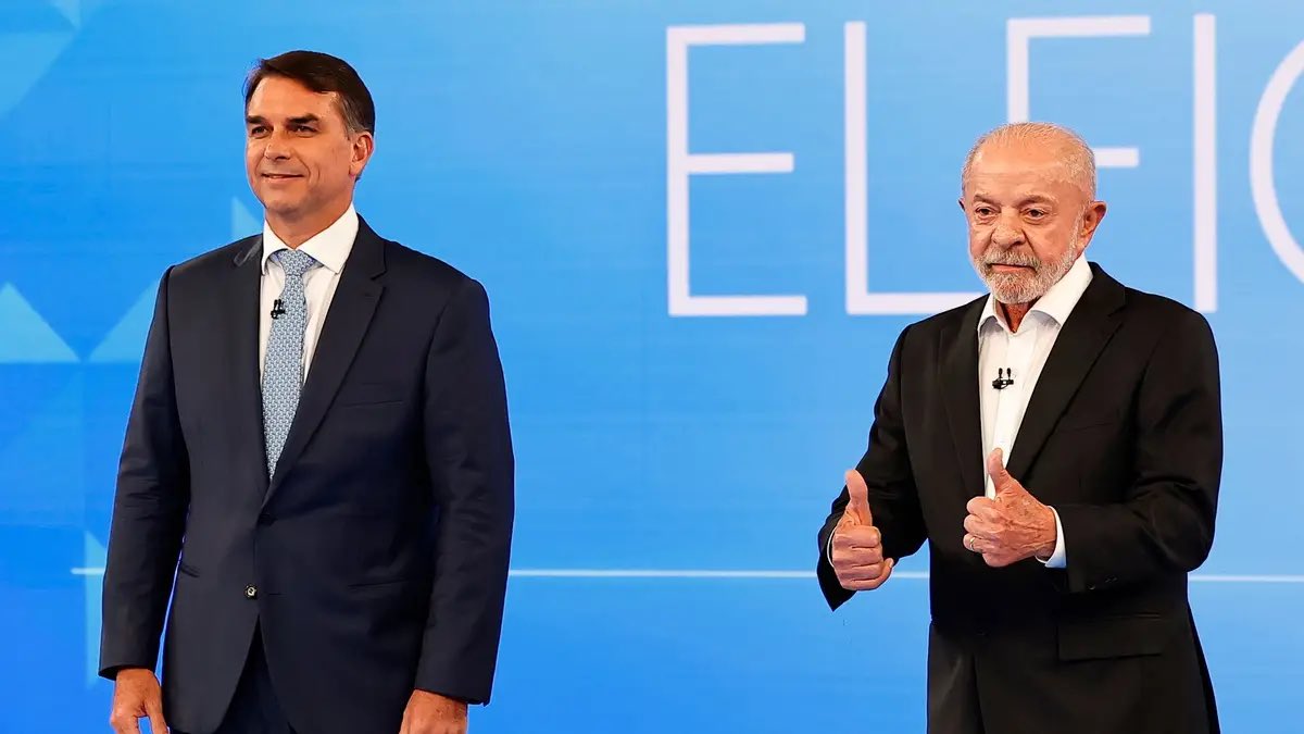ToplumsalMht283's tweet photo. Brezilya seçimlerinin dönüm noktası:

🔻Flavio Bolsonaro, 17 yaşında metal işçisi olarak çalışırken geçirdiği iş kazasında bir parmağını kaybeden rakibi Lula'ya "9 parmak" diye hitap etmişti.

🔻Bu söylemi nedeniyle halkın büyük tepkisini çeken Bolsonaro, şimdi ise kaybettiği seçimin iptal edilmesi için çalışacağını söylüyor.

🔻Babası Jair Bolsonaro da 2022’de Lula da Silva’ya seçim kaybettikten sonra yenilgiyi kabul etmemiş ve seçimin iptalini istemişti.