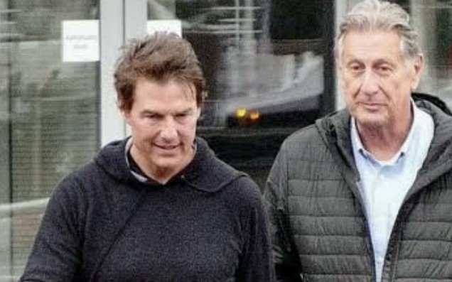 Nereura9's tweet photo. El padre de Tom Cruise desapareció de su vida durante más de una década. 
Cuando reapareció, lo hizo desde una cama de hospital, muriendo de cáncer, y con una condición: no hablar del pasado.
Thomas Cruise Mapother III (15 de octubre de 1934 – 9 de enero de 1984) era ingeniero eléctrico. 
La familia se mudaba constantemente por su trabajo (General Electric y luego Canadá), tanto que Tom asistió a unos 15 colegios en 14 años. 
El matrimonio con Mary Lee Pfeiffer terminó en 1974, cuando Tom tenía unos 12 años. 
La madre se llevó a los hijos (Tom y sus tres hermanas) y se divorciaron poco después. 
A partir de ahí el contacto se cortó casi por completo.
Cruise ha descrito a su padre como un “bully”, un “cobarde” y un “merchant of chaos”. 
Contaba que te hacía sentir seguro y de repente te pegaba. 
Había ira acumulada de infancia, golpes y un hogar inestable. 
El propio actor ha dicho que de niño no entendía por qué le pegaban.
Pasaron aproximadamente diez años sin relación real. 
Cuando Cruise ya despuntaba (después de Risky Business), a finales de 1983 o principios de 1984, el padre —entonces en sus últimos 40 años— estaba internado, terminal de cáncer (falleció a los 49 de carcinoma rectal metastásico). 
Solo aceptó verlo con la condición de que no le preguntara nada del pasado. Cruise fue. Le llevó un regalo: una figurita de Tom Sawyer con la música de The Sting, porque habían visto esa película juntos. Su padre se rió.
En la habitación había fotos de Tom en la pared. Les dijo a las enfermeras que se había equivocado con él y con sus hermanas. 
Nunca había visto ninguna de sus películas. Cruise le tomó la mano, le dijo que lo quería y que lo echaría de menos. 
El padre respondió que cuando saliera del hospital irían a tomar una cerveza o un filete y hablarían de todo. 
No llegó a salir. Murió el 9 de enero de 1984.
Cruise ha contado que al verlo sufrir pensó: “Wow, what a lonely life. He was in his late 40s. It was sad”. 
En entrevistas posteriores (Vanity Fair 1994 y especialmente Parade 2006) ha dicho que pudo soltar parte de la rabia y que lo quería, aunque también lo ha llamado “merchant of chaos”. 
Esa visita marcó escenas que rodó después, especialmente la del lecho de muerte en Magnolia (1999), donde Paul Thomas Anderson le dijo que usara lo que vivió.
El actor se quedó con el nombre artístico “Tom Cruise” en parte para distanciarse de ese apellido y de esa historia. 
Su primo William Mapother sí lo conservó y ha trabajado con él en varias películas.
Es una historia de abandono, violencia doméstica, silencio de una década y un reencuentro imposible en el último momento, con fotos en la pared y una conversación que nunca llegó a ocurrir. 
Cruise ha hablado de ello con una mezcla de rabia, pena y el intento de no repetir el ciclo.