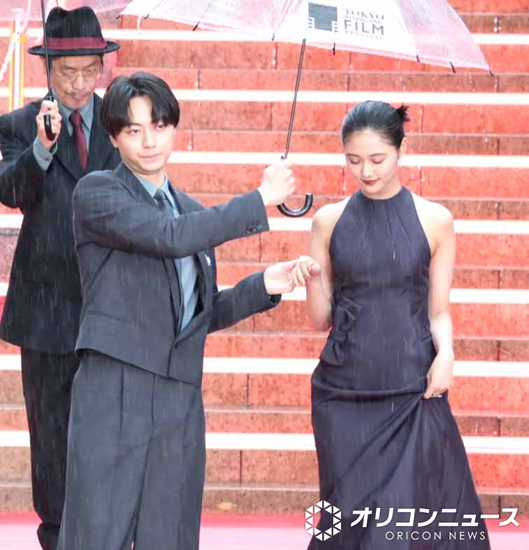 oricon's tweet photo. ＼📸写真追加しました／
ACEes作間龍斗、原菜乃華をエスコート
『東京国際映画祭』雨のレッドカーペット
https://t.co/Mc1FUwdM6V

#東京国際映画祭 https://t.co/suZHbsfGD8