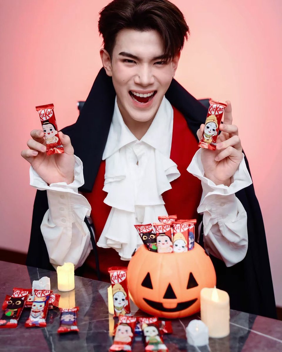 DreamscapeIV's tweet photo. The little vampire 🦇🎃🖤 

#พักหน่อยมาปล่อยผี
#KitKatHalloween #KitKatThailand
#Fourthnattawat #โฟร์ทณัฐวรรธน์ https://t.co/jtg2wqXNzC