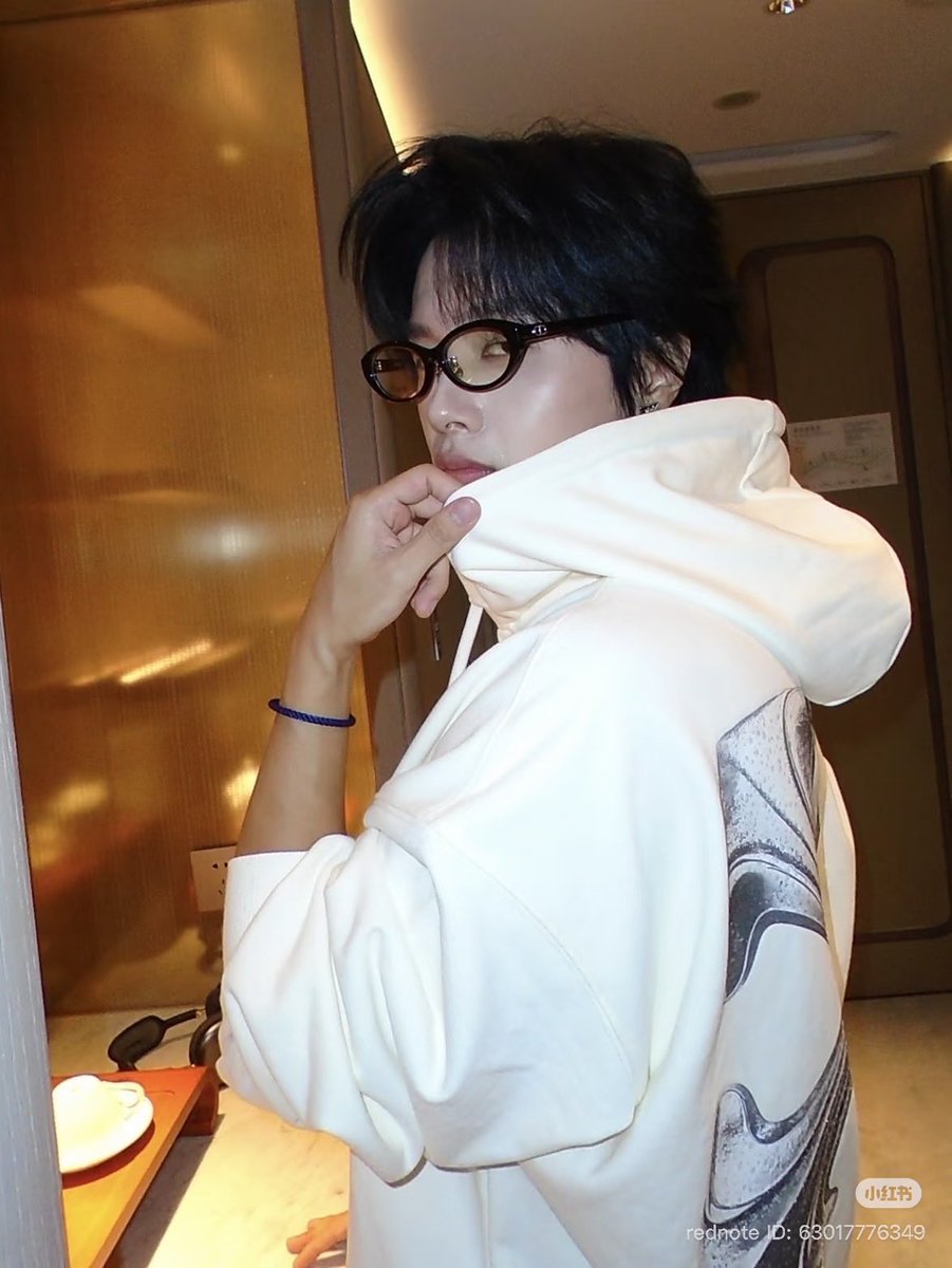 BL_uNiVeRse1311's tweet photo. Uhmm… so this happened 
https://t.co/ZRS1RNF257
#offwhite #AWinterSunWakestheWindinSpringHillsDream #XiongYiWen #yuyi https://t.co/4lqmRnFRBn
